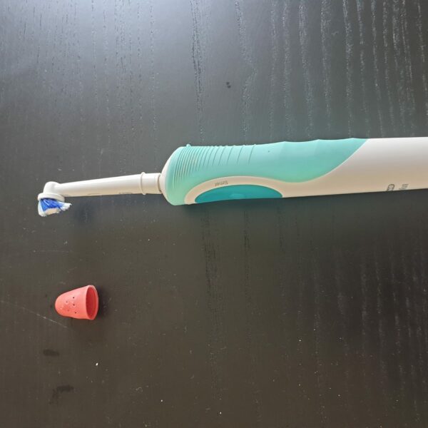 Matériel conseillé pour traiter une cicatrice à savoir une brosse à dent électrique, un dé à coudre en silicone non abrasif