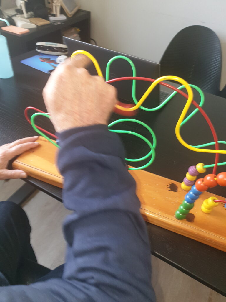 Photo de Jean-Michel pendant une séance de rééducation(Anne Baron- mars 2025)