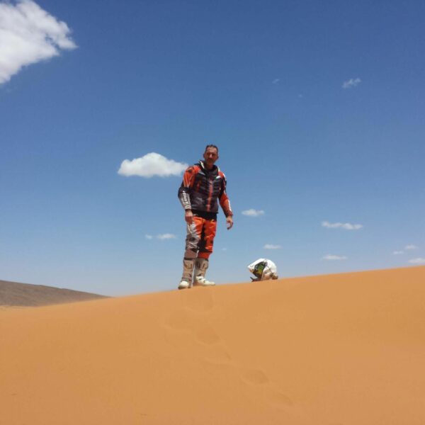 Photo de Gilles lors d'une épreuve de rallye raid dans le désert du Sahara