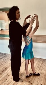 Photo de Marie Anne Granier professeur de danse classique guidant une jeune ballerine à perfectionner la gestuelle des bras
